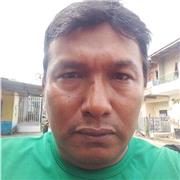 El profesor de matemáticas imparte conocimientos a niños adolescentes y jóvenes